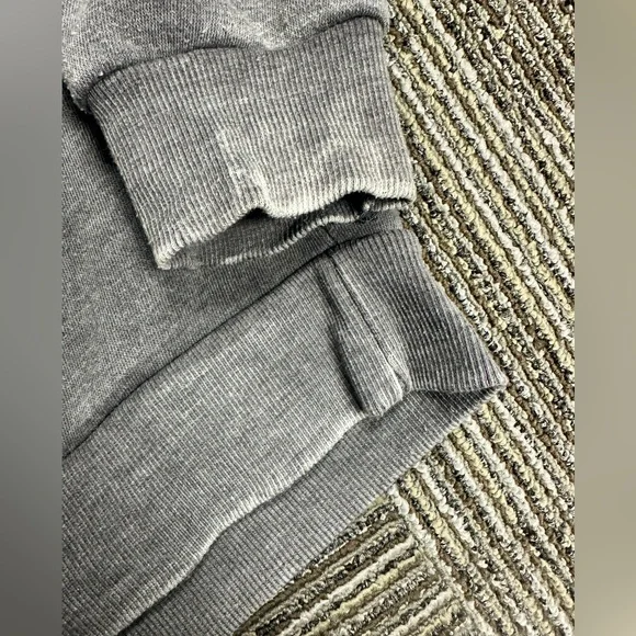 Weathered looking on purpose size small sweatshirt by ocean Drive gray - Picture 4 of 5